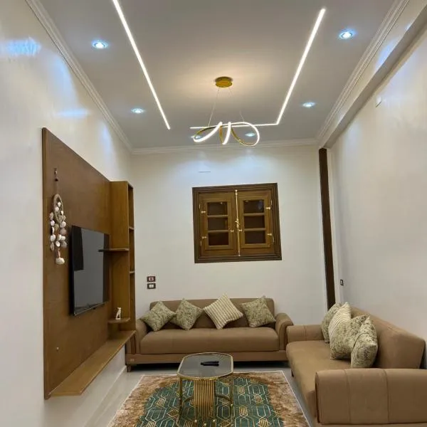 Omar apartment, hôtel à Louxor