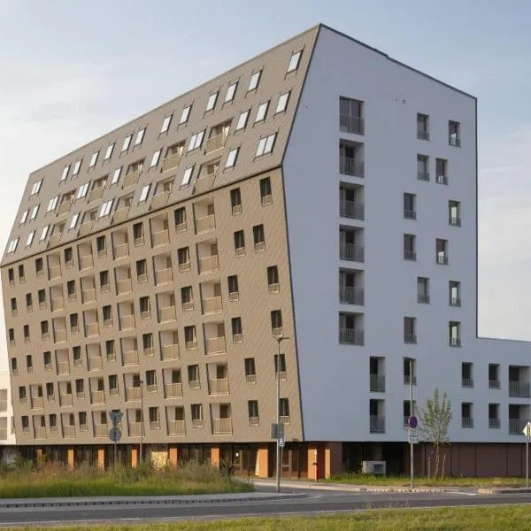 2x2x2 apartment - nový 2 izbový apartmán, 2-minúty od letiska, 2- garáže, hotel in M R Stefanik