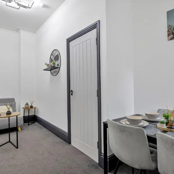 Cozy 2BR Apartment - Free Parking - Equipped Kitchen，位于伯明翰的酒店
