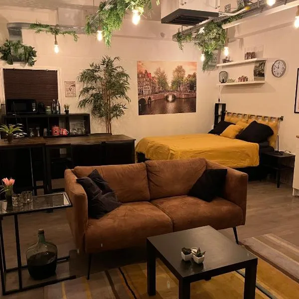 The Studio no windows 20 minutes by bus to downtown Amsterdam, hôtel à Purmerend