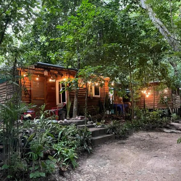 Woodpecker cabin, hotel in El Remate