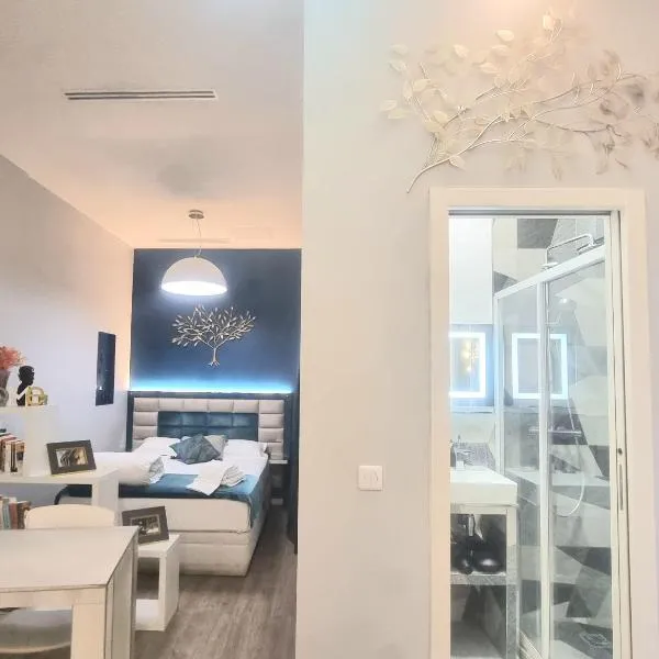 Home in Paris Eiffel Tower & Champs Elysees, Hotel in Paris