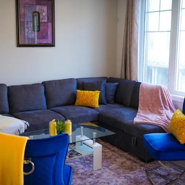 Newly Built 3 plus 1 bedroom Ravine lot Townhouse, Brampton, Ontario, khách sạn ở Brampton