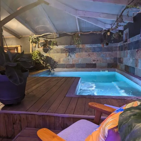 Insolite Bois Cailloux avec Spa、Saint-Remèzeのホテル