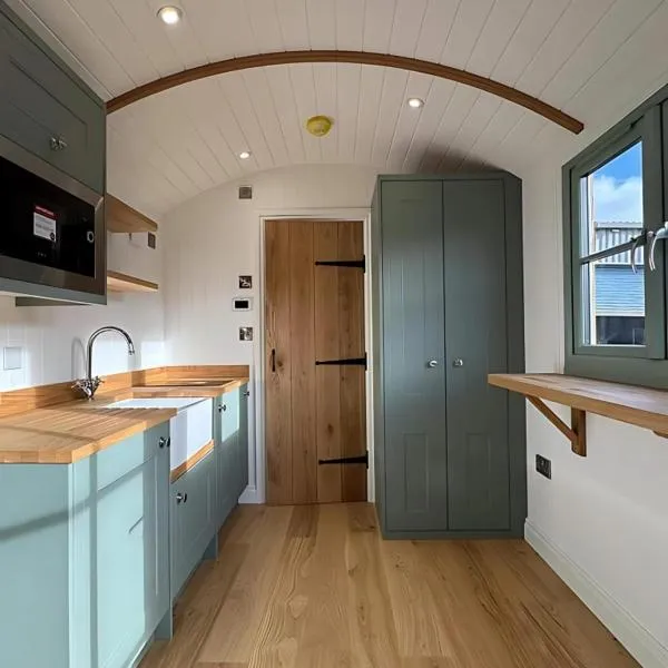 Luxury Shepherds Hut near Glamorgan Coast, Hotel in Cowbridge