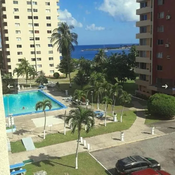 Beach-side condos at Turtle Beach Towers, ξενοδοχείο σε Ocho Rios