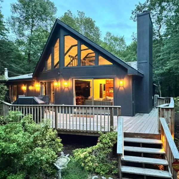 Luxe Lake Harmony Home, Game Room, Firepit, Deck, hotel in Spilt Rock