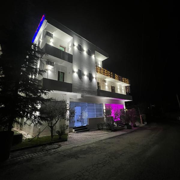 Hotel Veranda, Mëzez