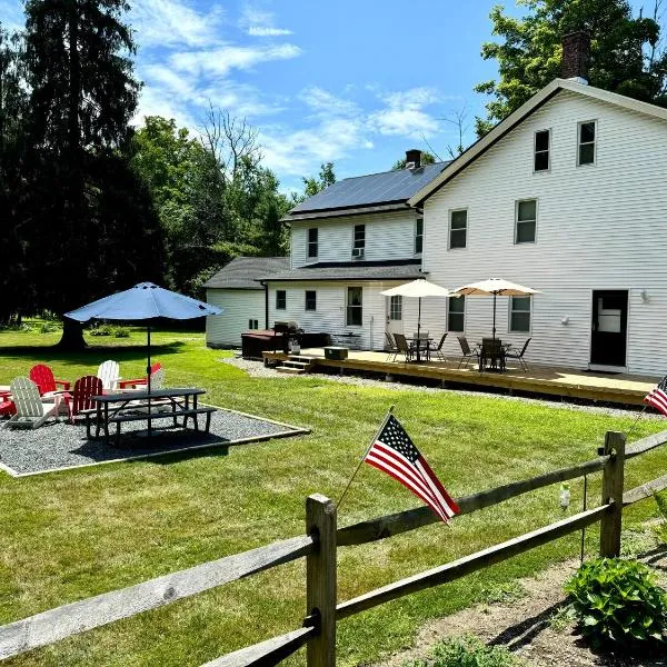 Berkshire Retreat Grand Home with Hot Tub and Large Yard, 5 mins from Jiminy Peak, hotel v destinácii Hancock
