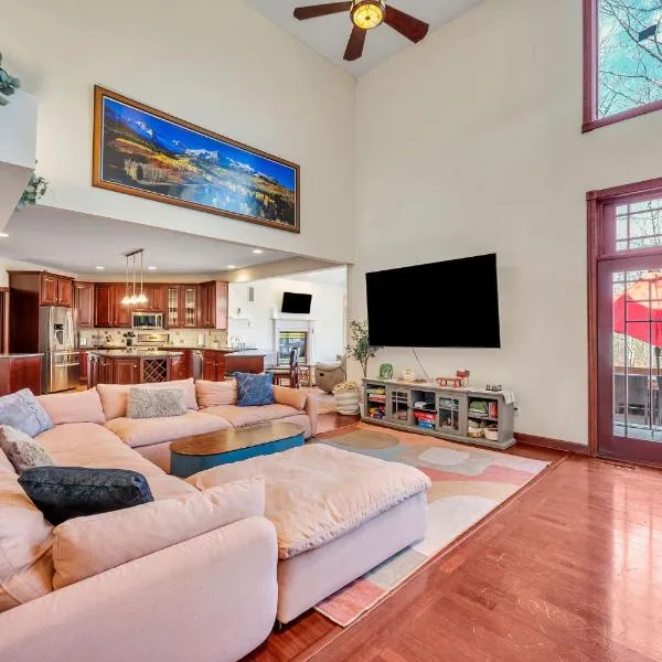 Poconos Playtime Paradise Luxury Play Escape, hotel in Emerald Lakes