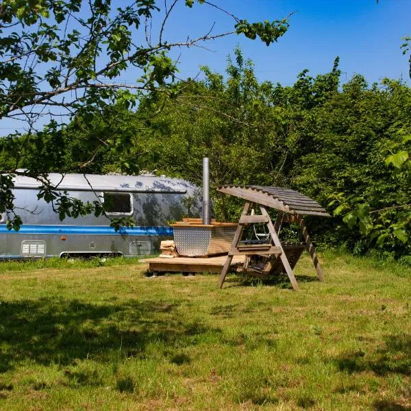 Luxury Airstream Getaway with Sauna and Hot Tub, hotel in Gartness
