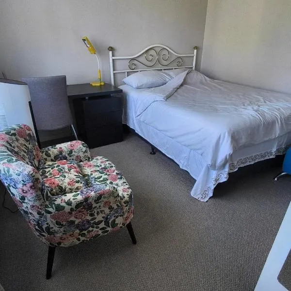 Small private self-contained unit，位于奥克兰的酒店