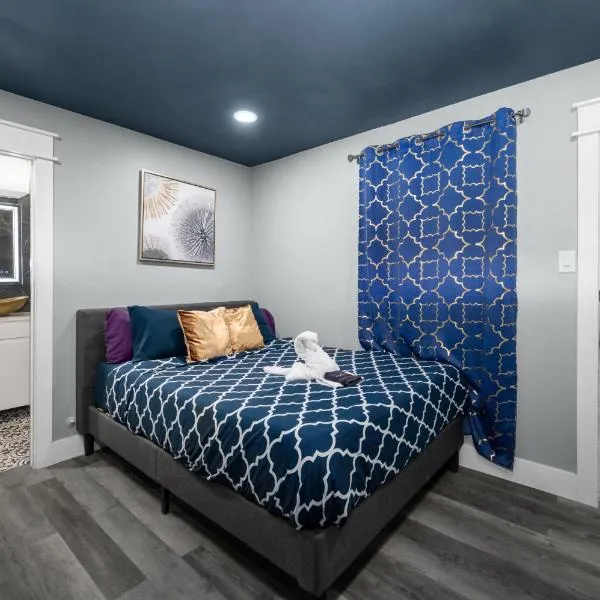 Cozy Studio Escape Near Montrose，位于休斯顿的酒店