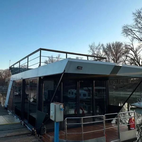 Bright Room Houseboat, hotel en Belgrado