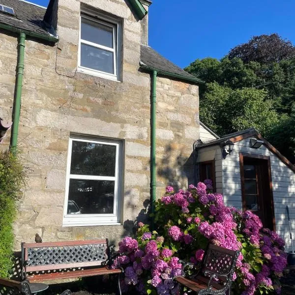 Cosy Romantic Cottage, Pitlochry, hotel in Pitlochry