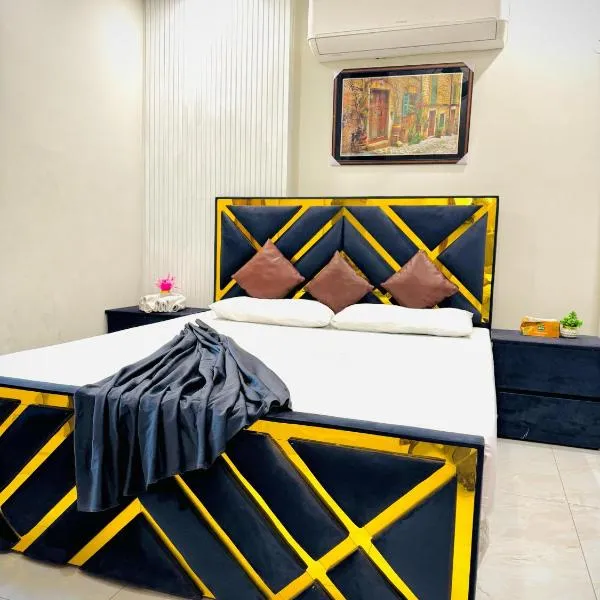 One Bed Designer Luxury Apartment Mehar Suites, hotel in Lahore