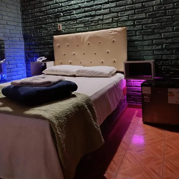 Habitaciones amplias con baño y garage privado Motel Coloso, Hotel in Salto