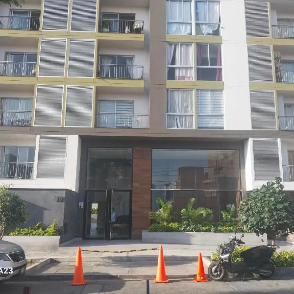 Moderno departamento con vista panorámica cerca a los centros comerciales, hótel í Lima