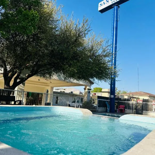 Hotel Quinta San Carlos Inn，位于彼德拉斯内格拉斯的酒店