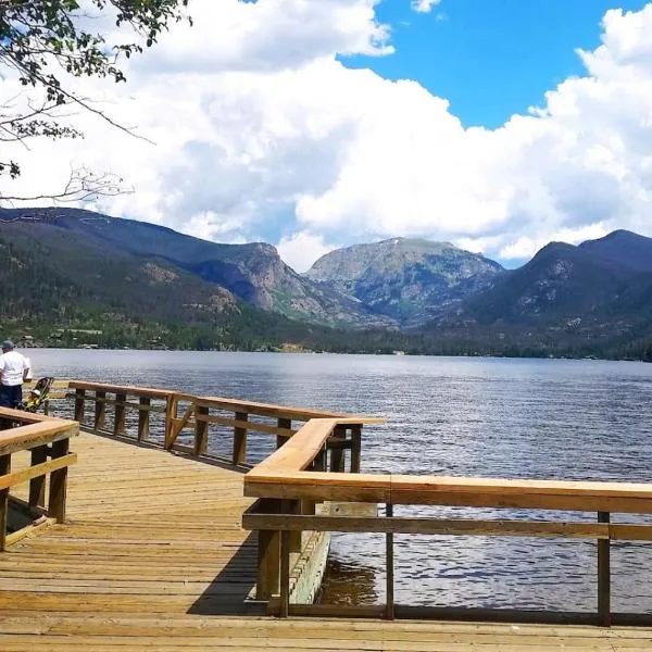Cozy cabin Steps from Lake and Board walk, 5 min RMNP, Moose Lodge Studio, hotel in Grand Lake