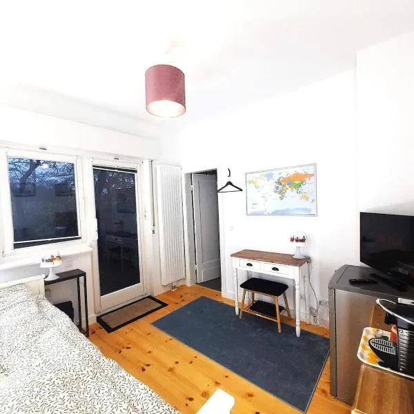 Central Private Cozy Room w own entrance, Spacious Bathroom, on-site parking, 450m to nearest bus stop, hotell i Hamburg