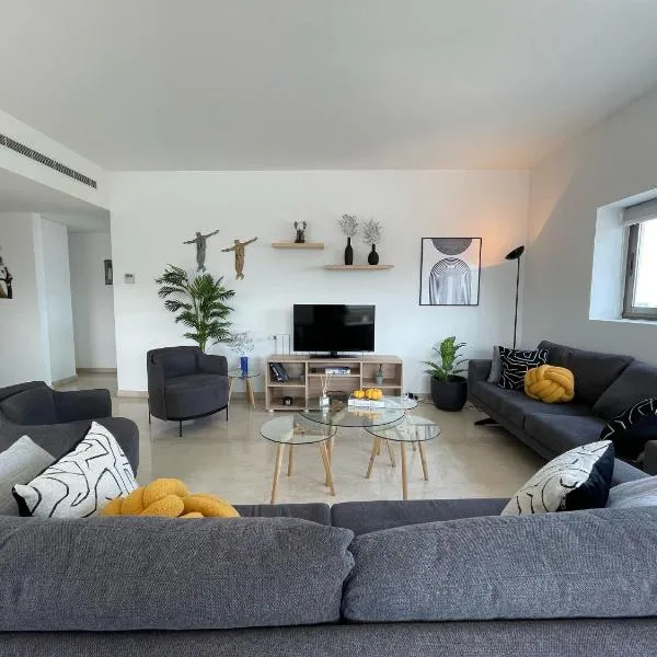 2 Bedroom Apartment AYA tower Mar Mikhael - Beirut, Hotel in Beirut