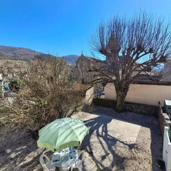 Chez Mamine, au coeur du village avec jardin, hotel en Charavines