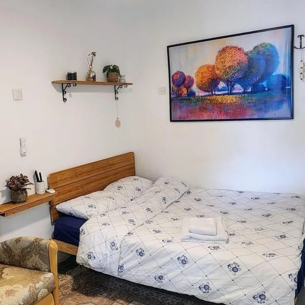 A country house in the city, hotel in Petaẖ Tiqwa