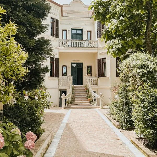 Seven cafe & hotel, hotel in Pogradec