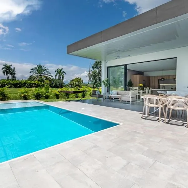 Casa en Club Campestre frente a Campo de Golf, ξενοδοχείο στο Cali