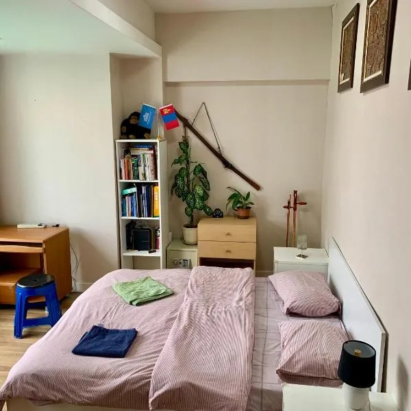 City center double bedroom with private bathroom, shared kitchen, hotel in Ulaanbaatar