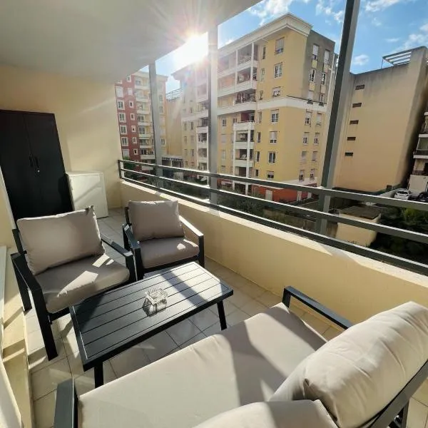 Studio élégant avec balcon près de la plage à Nice, Hotel in Nizza