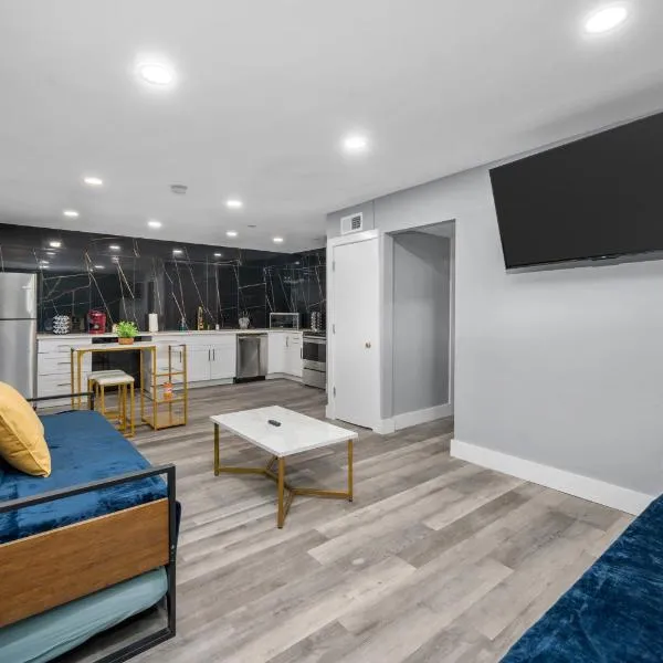 Chic Heights Retreat with Pool and Free Parking, hotel in Houston