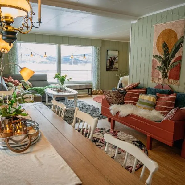 Fredfullt hus ved Oksfjordvannet, hotel v destinaci Storslett