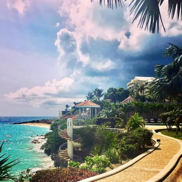 Oceanfront Paradise: Penthouse with Peloton, хотел в Cupecoy