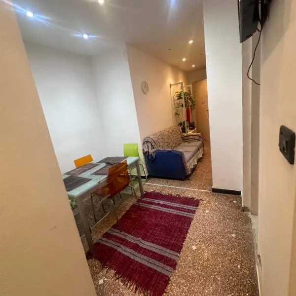 Entire 3 bed rooms apartment,Centrum, ξενοδοχείο στη Γένοβα