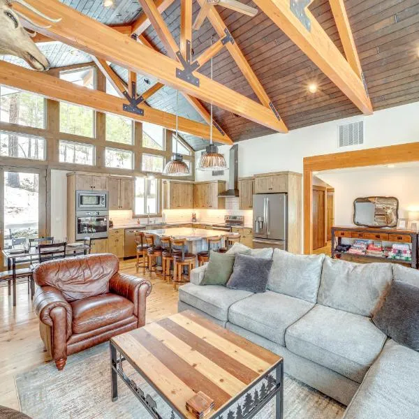 15 Mi to Lake Chelan Mountain Chalet with Fire Pit!, hotel in Chelan