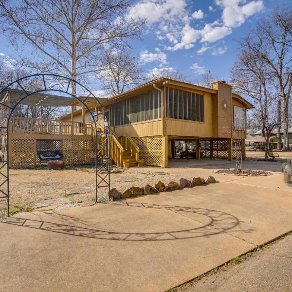 Deck and Fire Pit! Cabin Half-Mi to Tunica Lake,圖尼卡的飯店