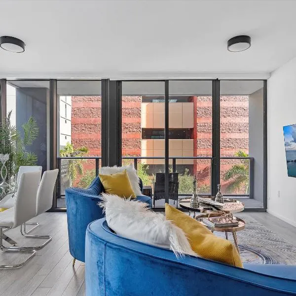 X- Lounge III - High-Rise with Rooftop Pool & Panoramic City Views, hotel in Miami