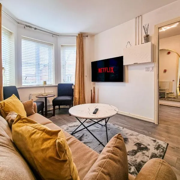 The Shropshire - Sleeps 8 - Coventry, Comfy, Groups, Fast WiFi, Luxury, hotel v destinaci Parkside