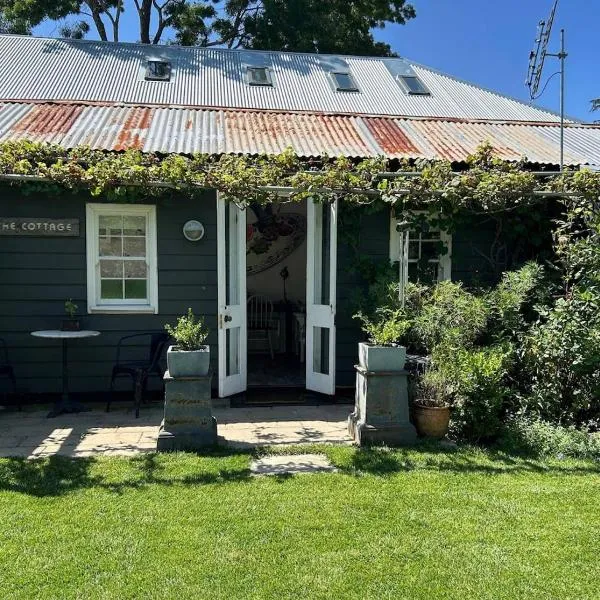Apple Tree Lane Cottage, отель в городе Боурал