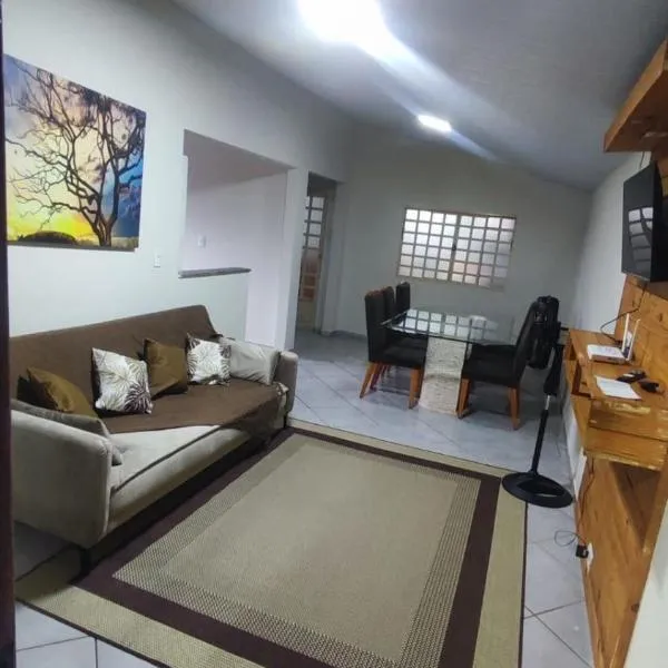 CASA ACONCHEGANTE e ESPAÇOSA, hotel v destinaci Ourinhos