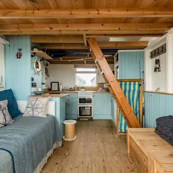 Stargazing Beach Hut on Mudeford Sandbank with wake up sea views, hotel in Christchurch