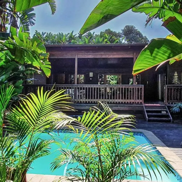 Peaceful cabin with pool on tropical south coast、ポート・エドワードのホテル