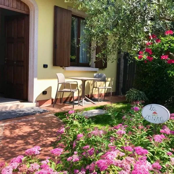 The yellow house、コステルマーノのホテル