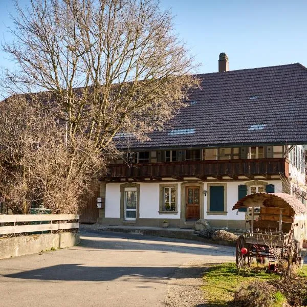 Uelis-Stöckli-Gästezimmer auf Bauernhof mit Billiard und Alpakatrekking, hotel in Meikirch