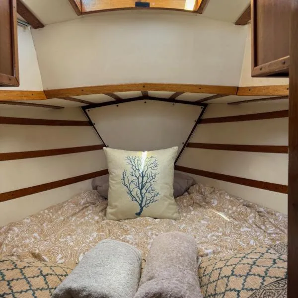 Cozy retreat near Barcelona,Tranquility and undeniable charm, hotel in Castelldefels