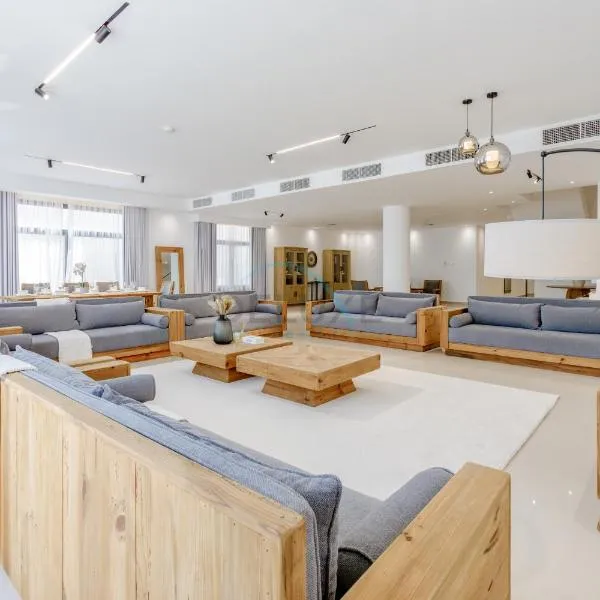 Sea and Mountain Views 6BR and Assistant's Room Villa, with Heated Pool & BBQ Area, Al Dana, Sharm, Fujairah by Deluxe Holiday Homes, hotel v destinaci Fudžajra