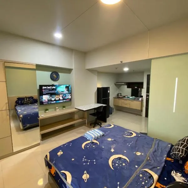 The Square - King Suite - Apartemen Service - 2Person - NetFlix Wifi - Near Petra Campus, hotel in Surabaya