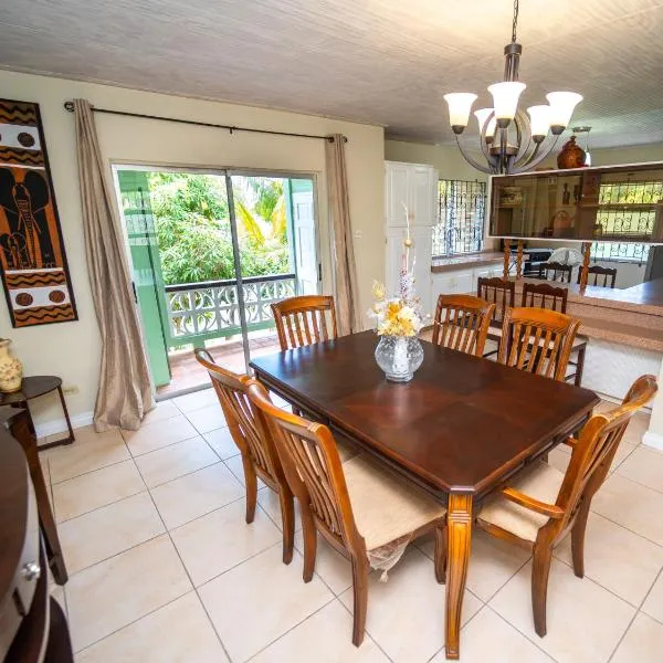 Spacious 3-Bedroom Home - Regency Park, hotel v destinaci Bridgetown